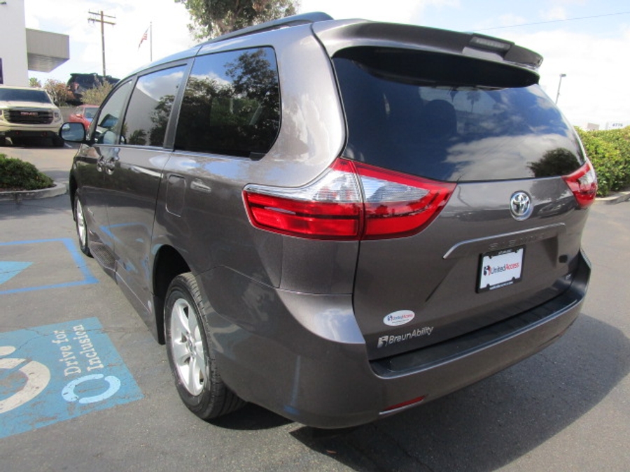 Used 2020 Toyota Sienna LE - BraunAbility Side Entry Entry Fold Out Automatic Ramp