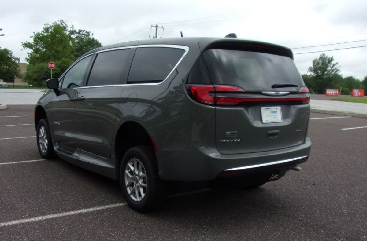 Grey Chrysler Pacifica image number 5