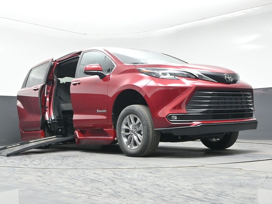 New 2026 Toyota Sienna Hybrid XLE Base - BraunAbility Side Entry Entry Fold Out Automatic Ramp