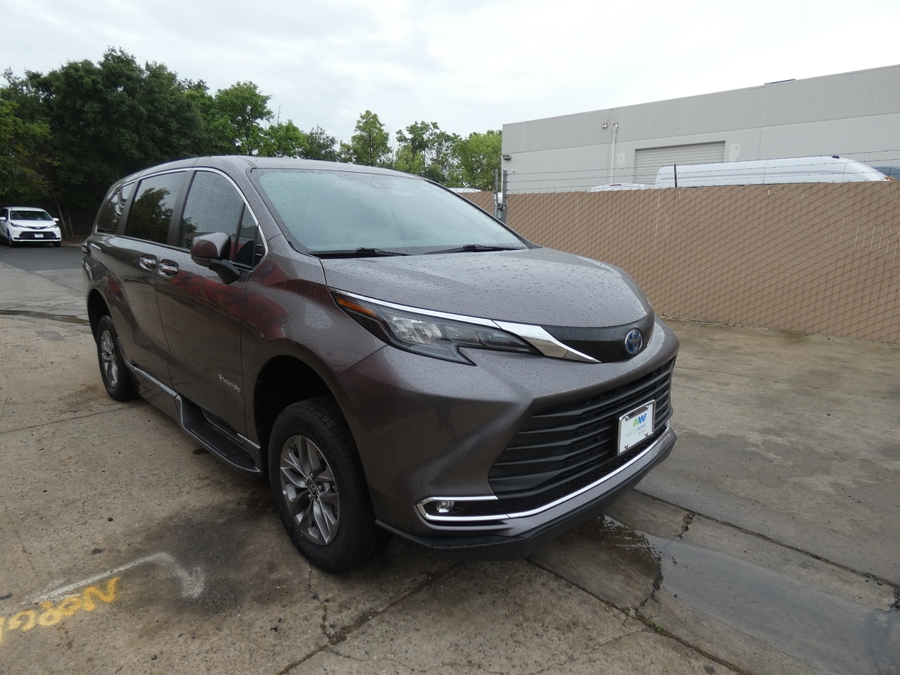 Grey Toyota Sienna image number 10