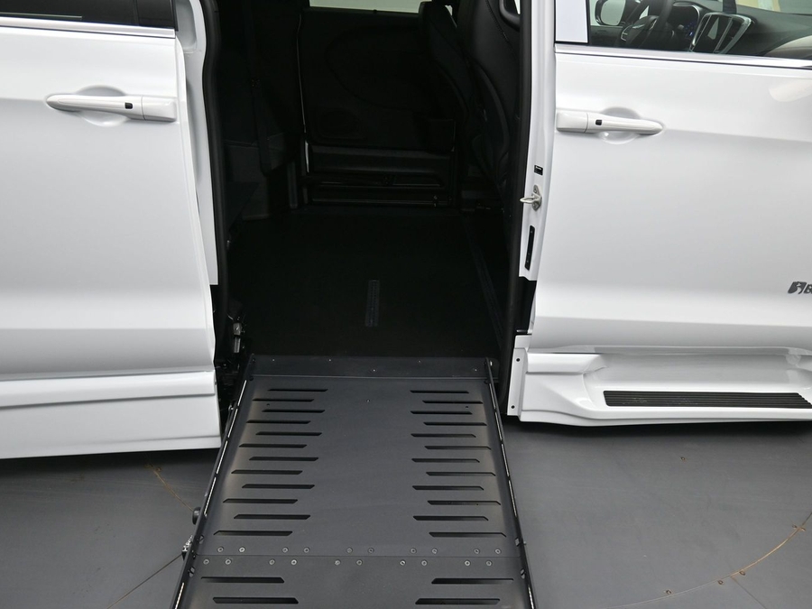 White Chrysler Pacifica image number 10