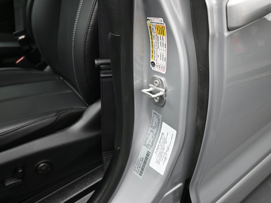 Silver Chrysler Pacifica image number 14