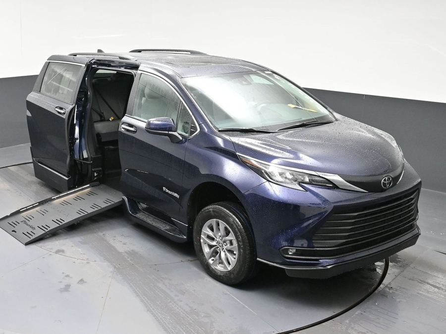 Blue Toyota Sienna image number 22