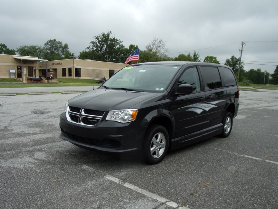 Grey Dodge Grand Caravan image number 2