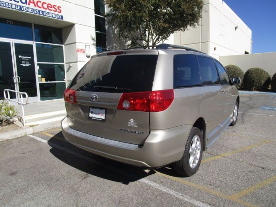 Used 2006 Toyota Sienna XLE Base - BraunAbility Side Entry Entry In Floor Automatic Ramp
