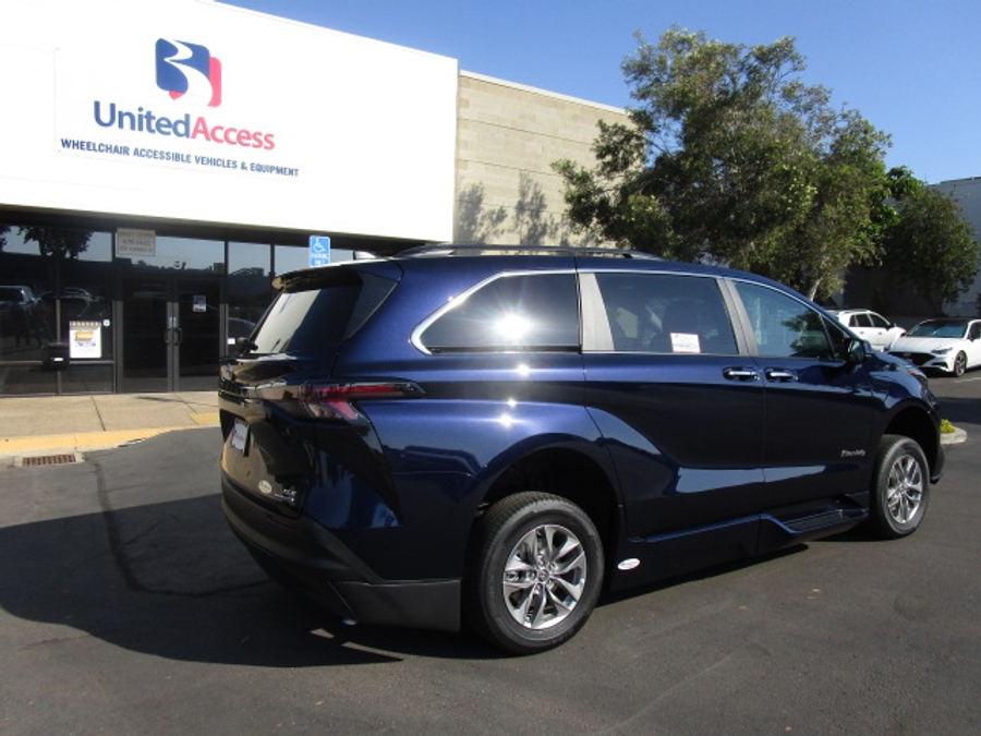 New 2025 Toyota Sienna Hybrid XLE Plus - BraunAbility Side Entry Entry In Floor Automatic Ramp