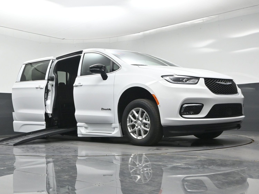 New 2026 Chrysler Pacifica Select Safety - BraunAbility Side Entry Fold Out Automatic Ramp
