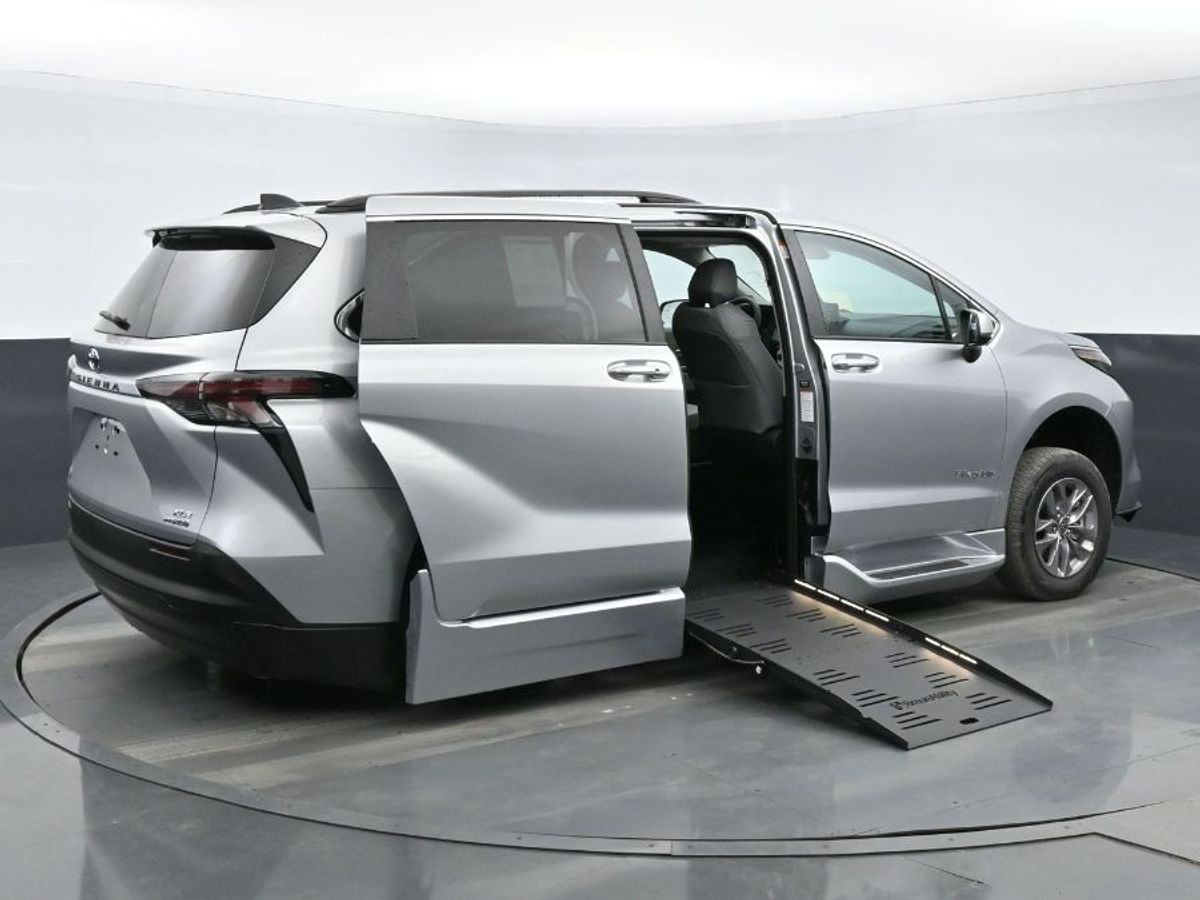 2023 Toyota Sienna XLE - Photo 20