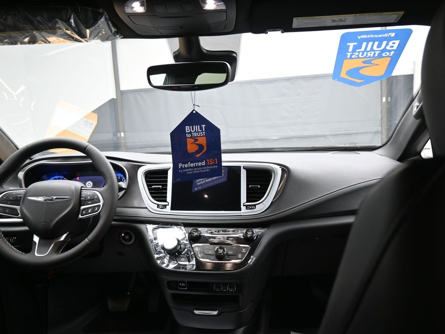 Black Chrysler Pacifica image number 12