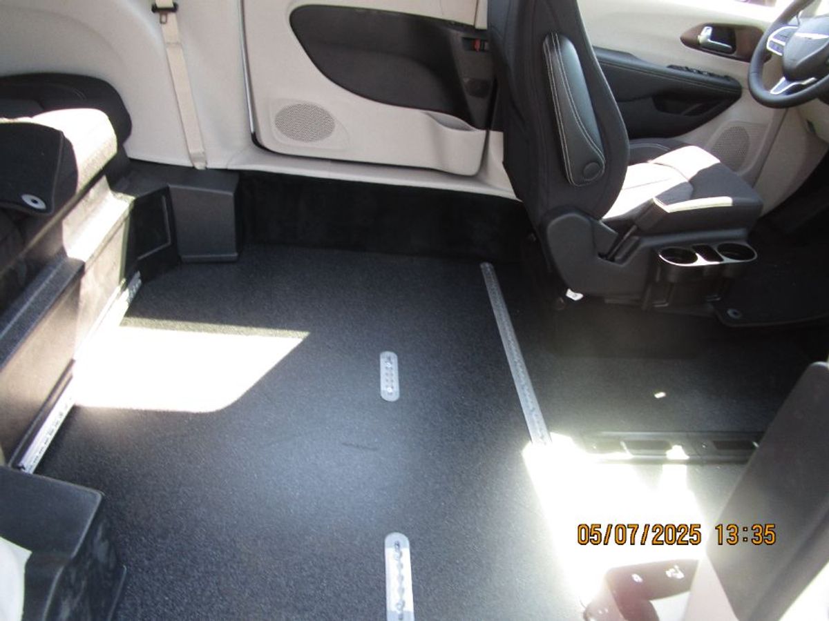 White Chrysler Voyager image number 8