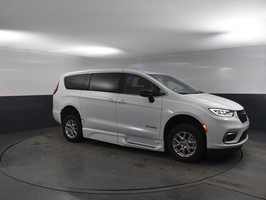 Used 2024 Chrysler Pacifica Touring-L - BraunAbility Side Entry Entry In Floor Automatic Ramp