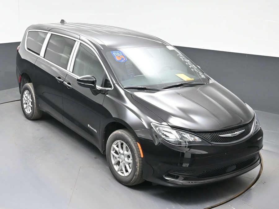 Black Chrysler Voyager image number 17