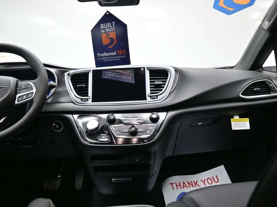 Red Chrysler Voyager image number 13