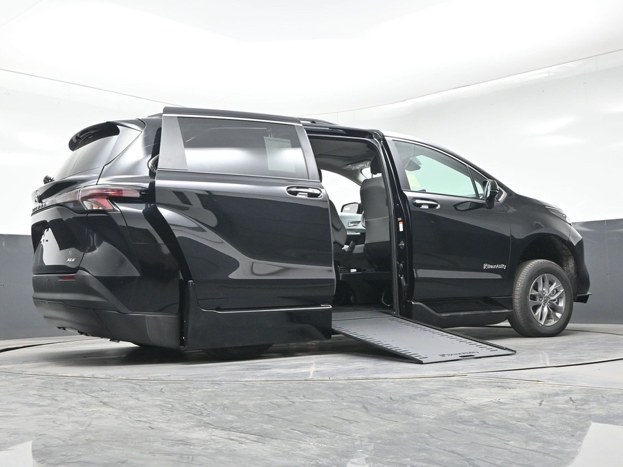 Black Toyota Sienna image number 16