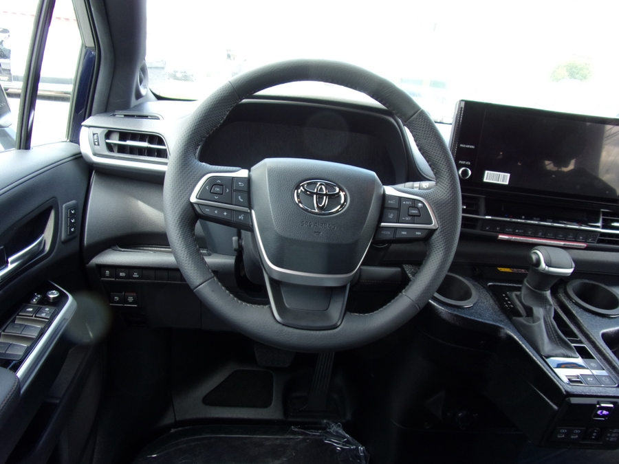 Blue Toyota Sienna image number 9