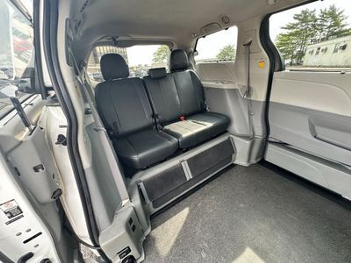 2011 TOYOTA SIENNA - Image 6