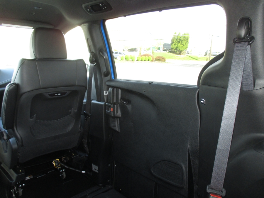 Blue Chrysler Pacifica image number 14