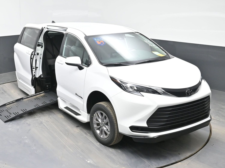 New 2026 Toyota Sienna Hybrid LE - BraunAbility Side Entry Entry Fold Out Automatic Ramp