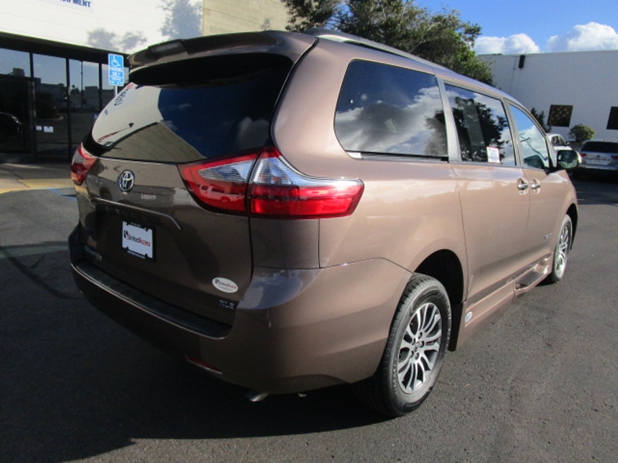 Used 2020 Toyota Sienna XLE Base - BraunAbility Side Entry Entry Fold Out Automatic Ramp