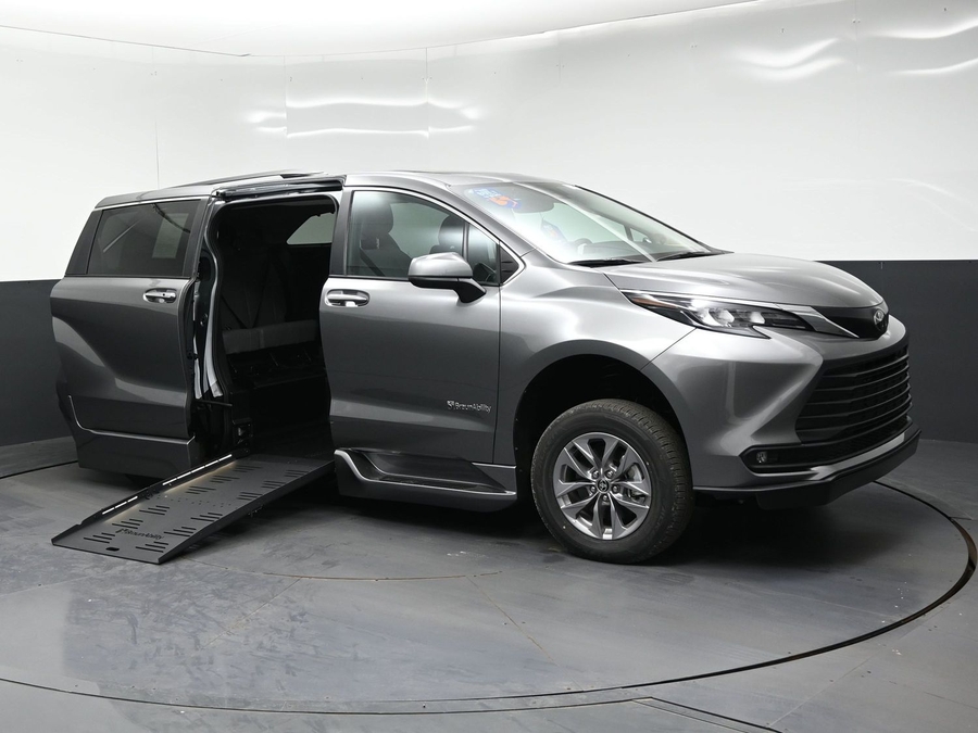New 2026 Toyota Sienna Hybrid XLE Add - BraunAbility Side Entry Fold Out Automatic Ramp