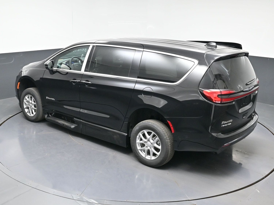 Black Chrysler Pacifica image number 22