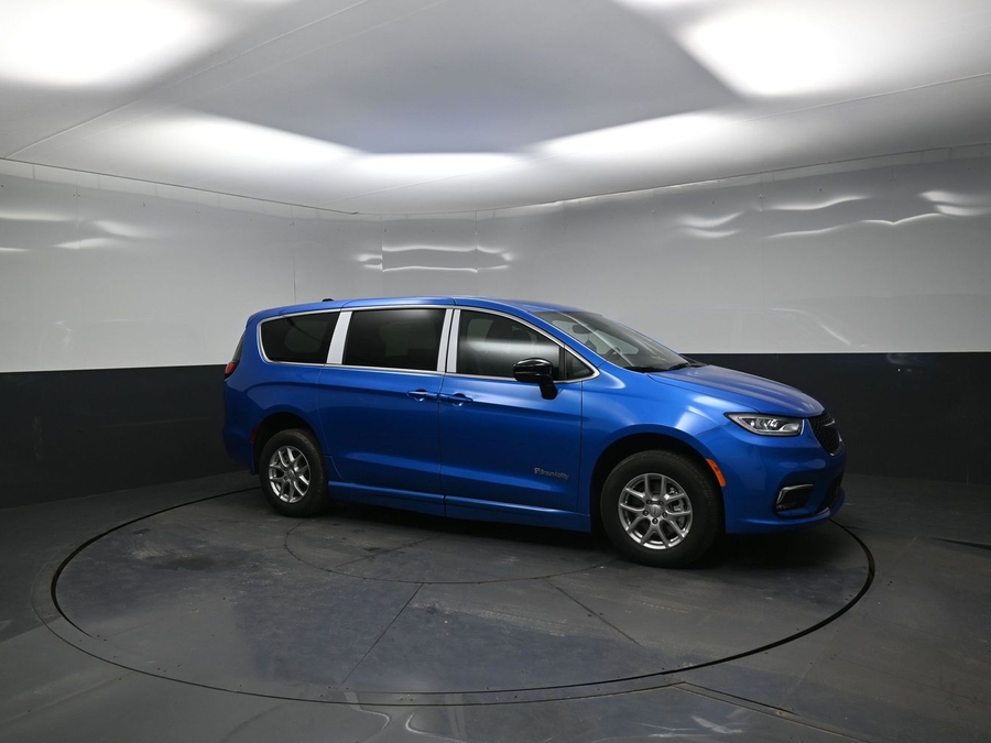 Blue Chrysler Pacifica image number 14