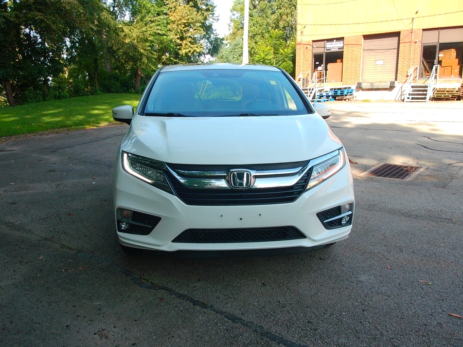 White Honda Odyssey image number 6