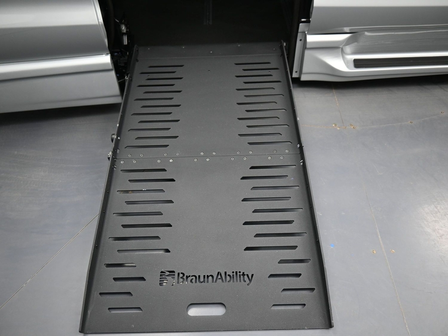 Silver Chrysler Pacifica image number 9