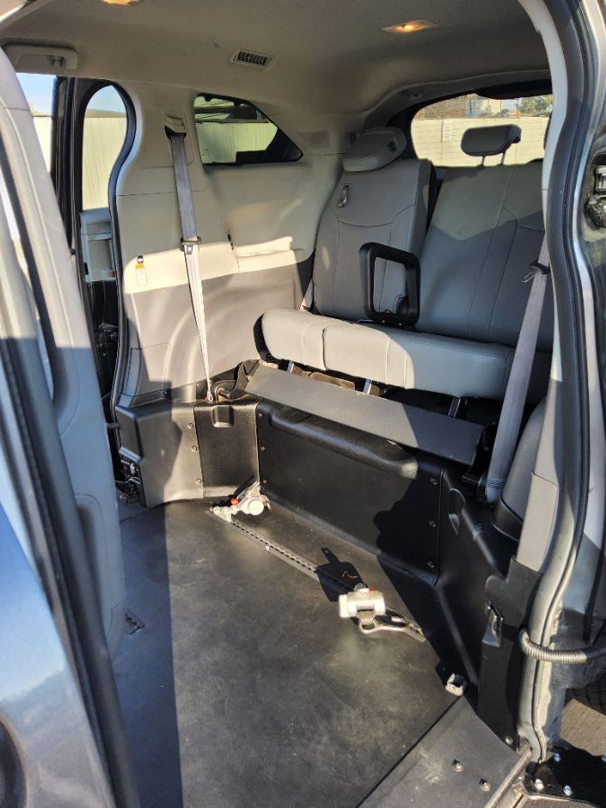 Grey Toyota Sienna image number 16