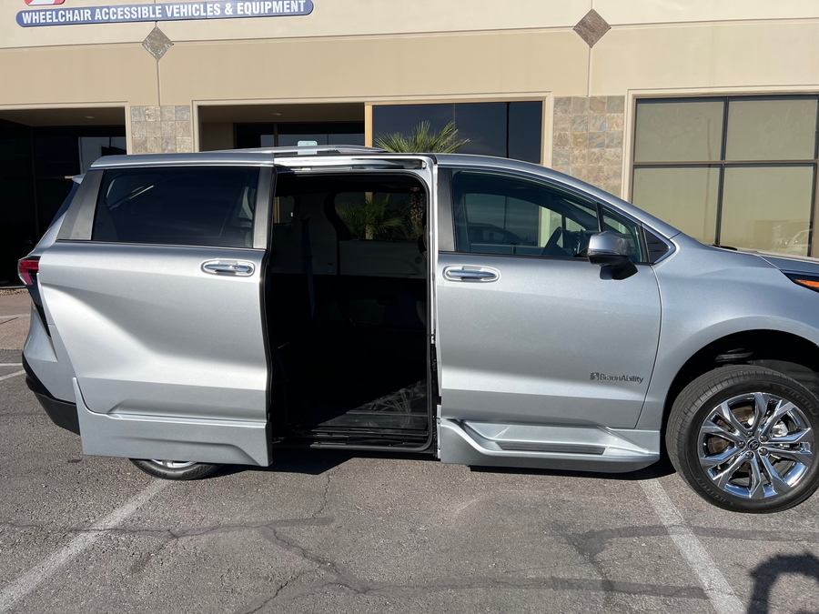 Used 2023 Toyota Sienna Hybrid Platinum Edition - BraunAbility Side Entry Entry In Floor Automatic Ramp