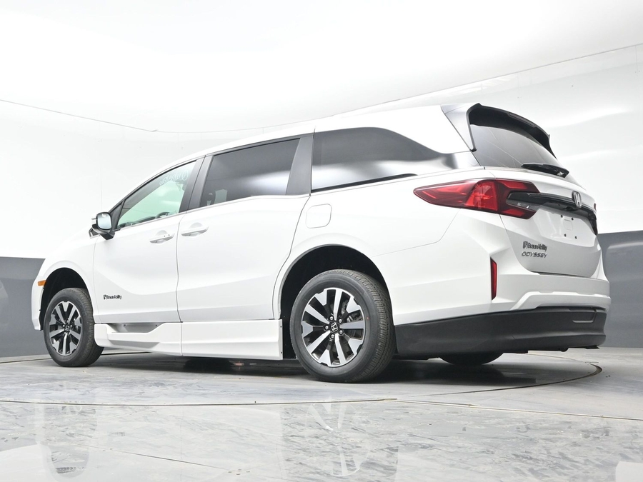 White Honda Odyssey image number 17