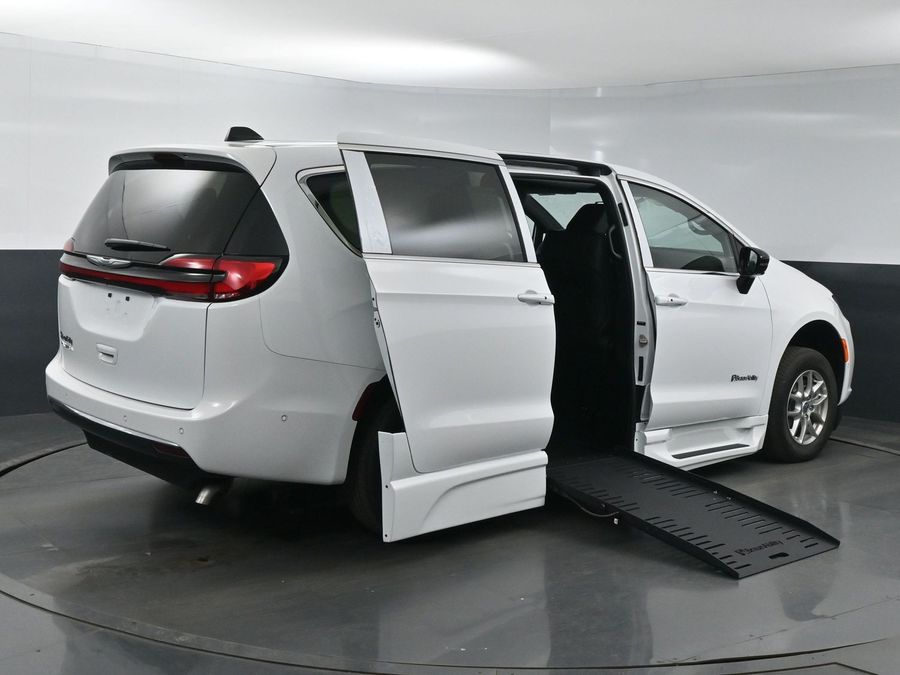 New 2025 Chrysler Pacifica Select Safety - BraunAbility Side Entry Entry Fold Out Automatic Ramp