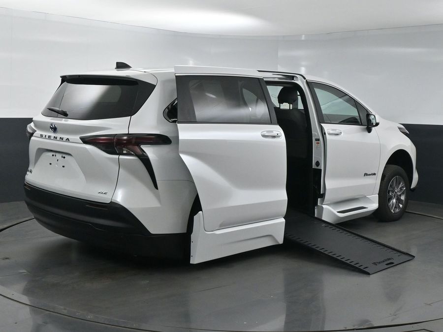 New 2025 Toyota Sienna Hybrid XLE Base - BraunAbility Side Entry Entry In Floor Automatic Ramp