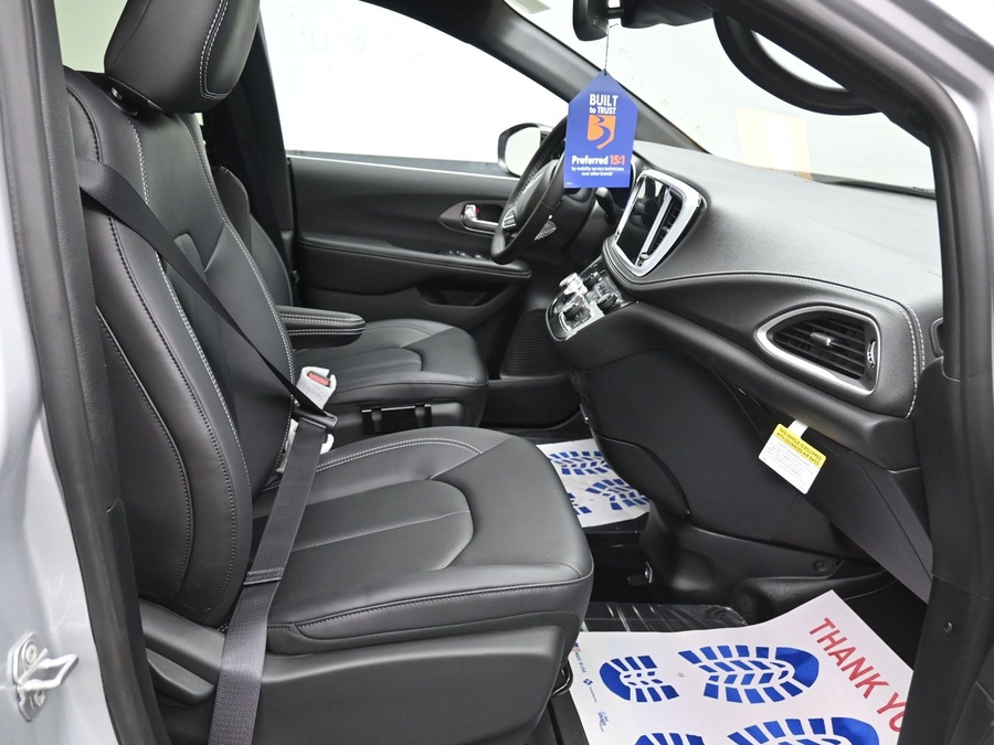 New 2026 Chrysler Pacifica Select Safety - BraunAbility Side Entry Entry In Floor Automatic Ramp