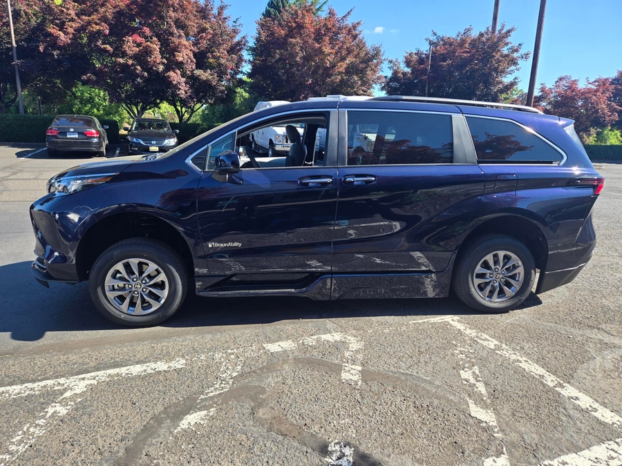 Used 2022 Toyota Sienna Hybrid XLE - BraunAbility Side Entry Fold Out Automatic Ramp