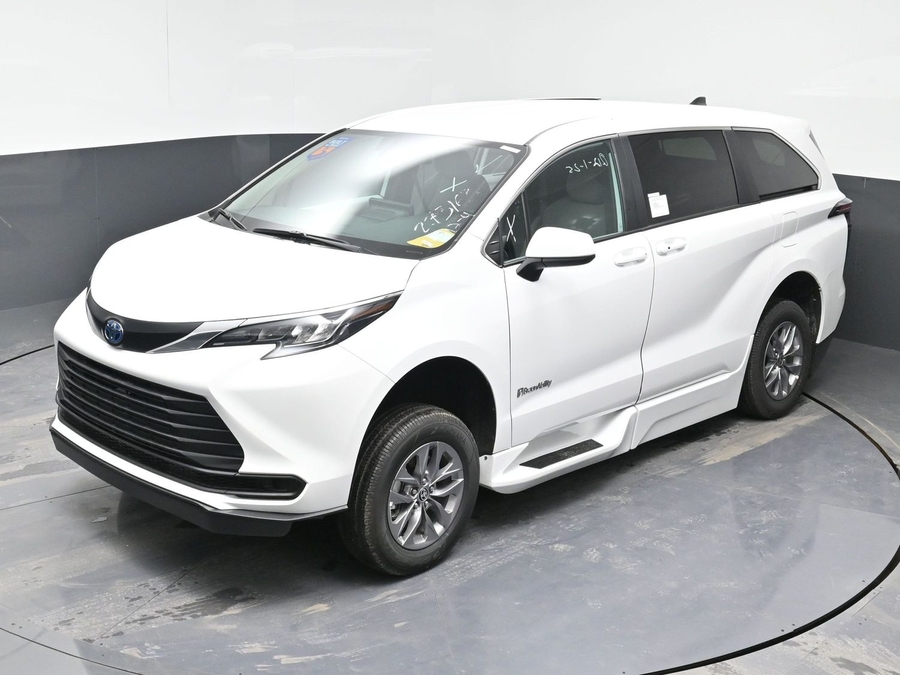 New 2025 Toyota Sienna Hybrid LE - BraunAbility Side Entry Entry Fold Out Automatic Ramp