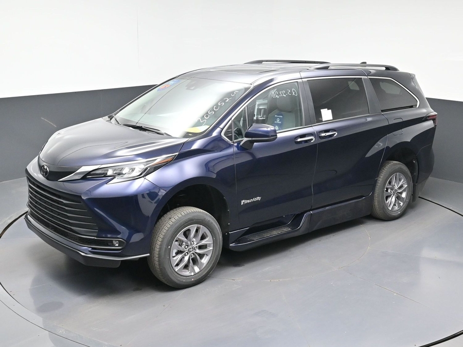 New 2026 Toyota Sienna Hybrid XLE Base - BraunAbility Side Entry Entry Fold Out Automatic Ramp