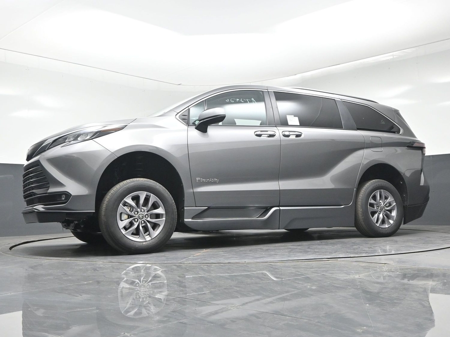 New 2026 Toyota Sienna Hybrid XLE Base - BraunAbility Side Entry Fold Out Automatic Ramp