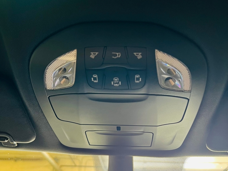 White Chrysler Pacifica image number 15