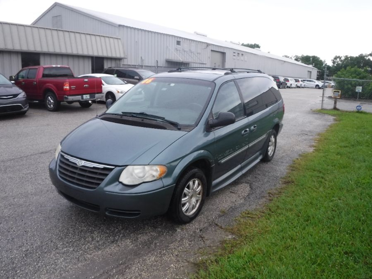 2006 CHRYSLER TOWN AND COUNTRY - Image 5