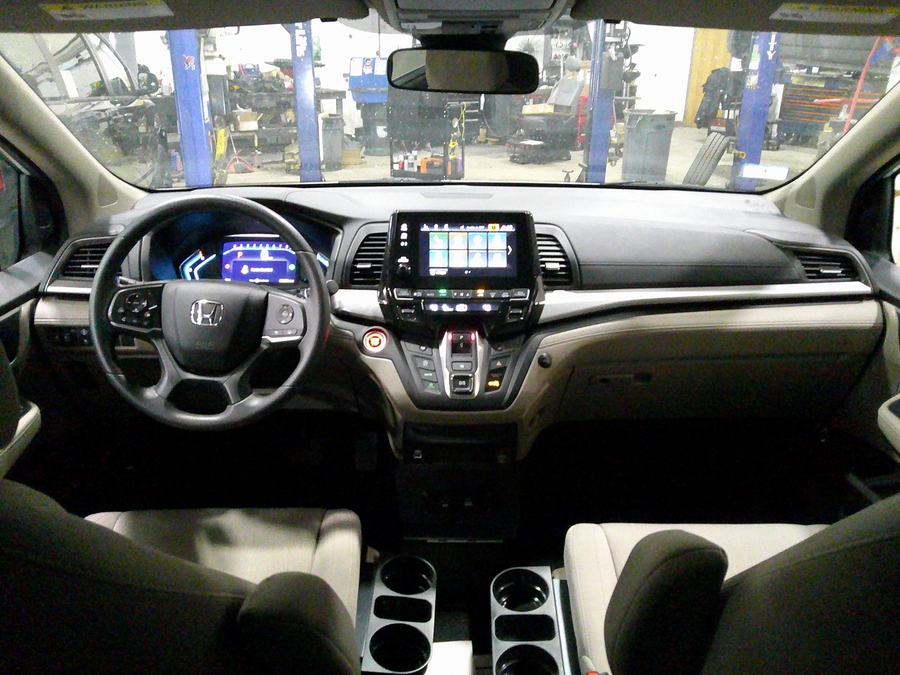 White Honda Odyssey image number 13