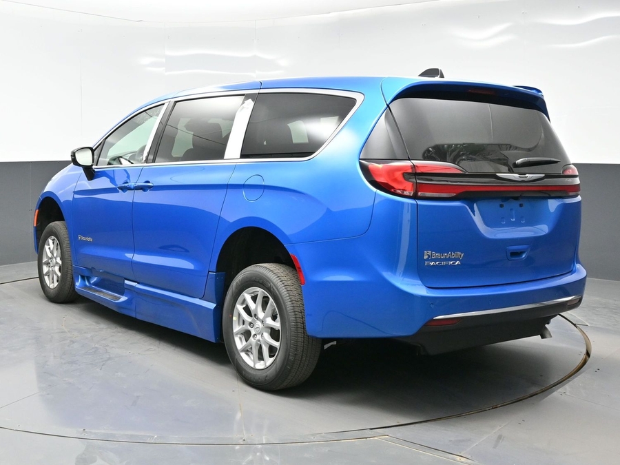 Blue Chrysler Pacifica image number 4