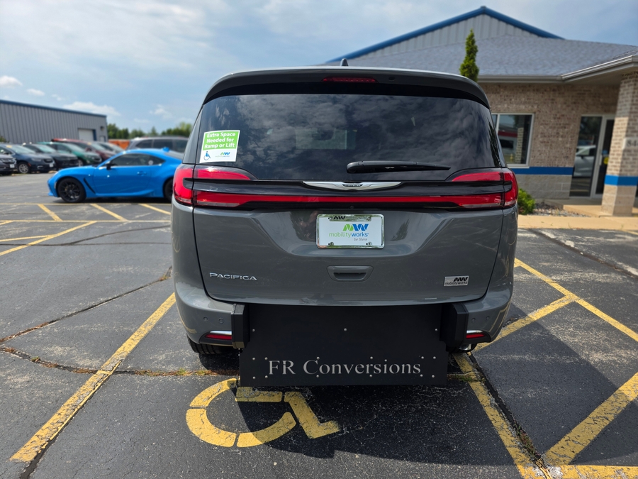 Grey Chrysler Pacifica image number 5