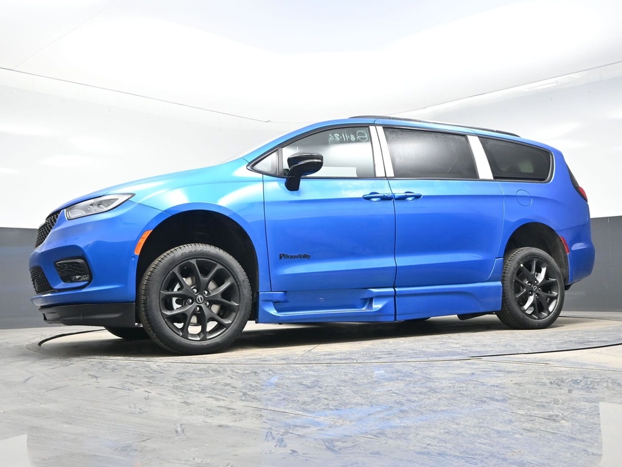 New 2026 Chrysler Pacifica Select Sport - BraunAbility Side Entry Entry In Floor Automatic Ramp