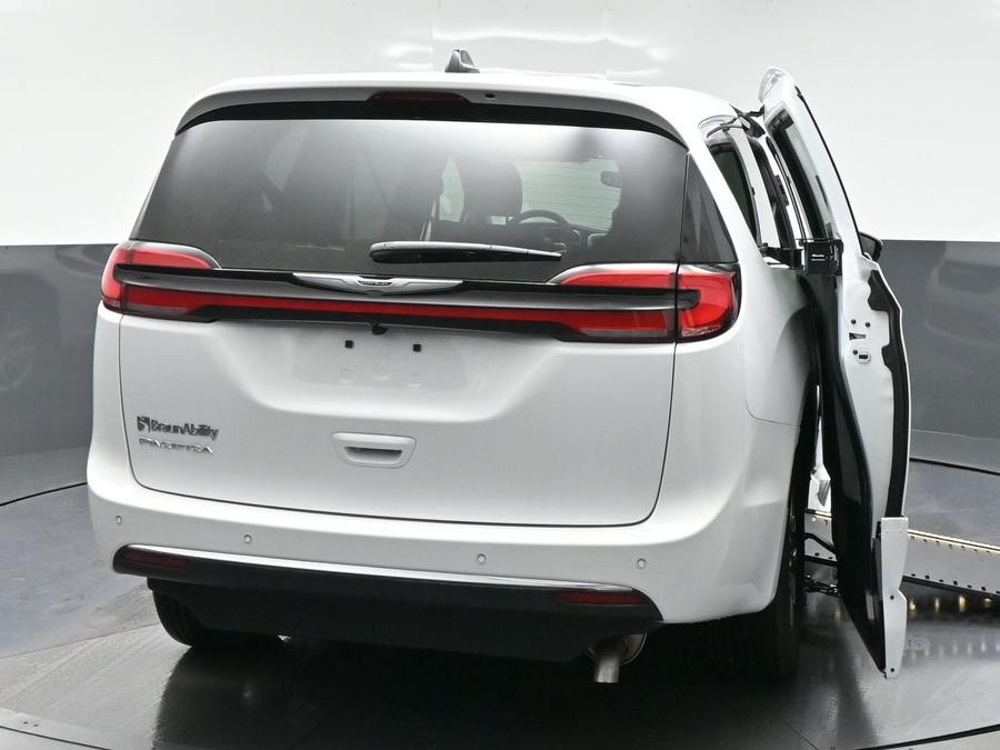 White Chrysler Pacifica image number 5
