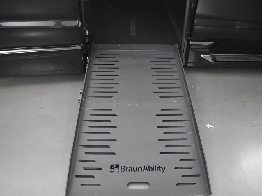 Black Chrysler Pacifica image number 10