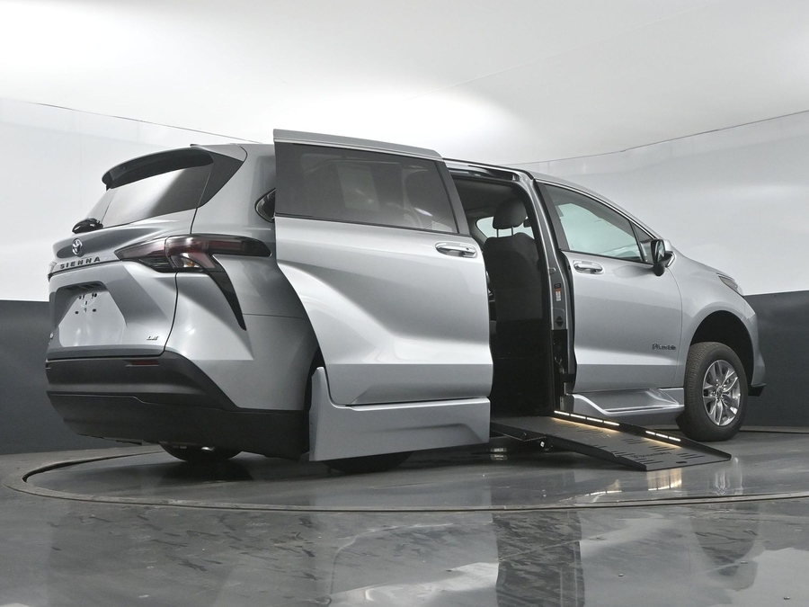 New 2025 Toyota Sienna Hybrid LE - BraunAbility Side Entry Entry Fold Out Automatic Ramp