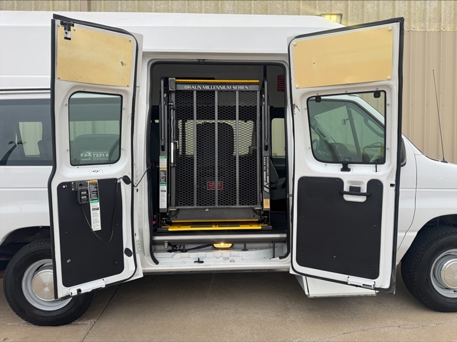 Used 2006 Ford E-Series E-350 SD - OTH Side Entry Lift Automatic Ramp