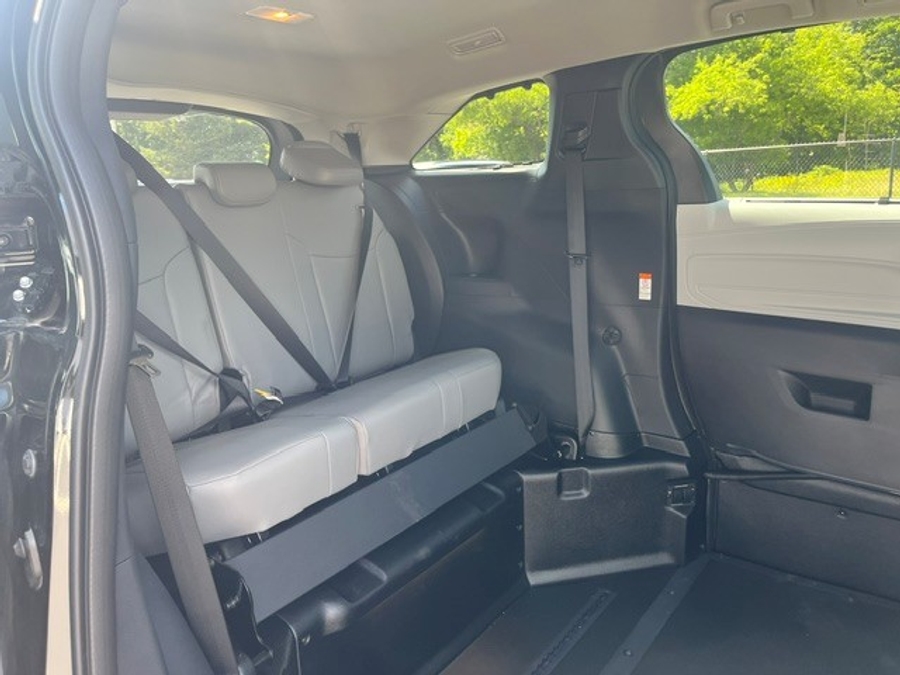 Imagen de la Toyota Sienna negra número 9