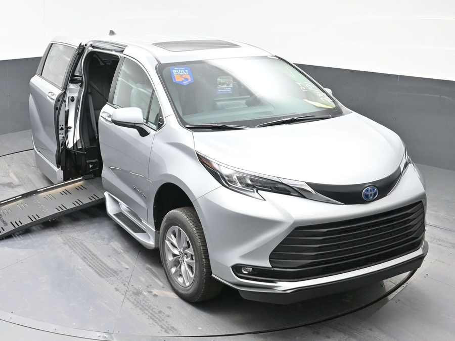 New 2025 Toyota Sienna Hybrid XLE Base - BraunAbility Side Entry Entry Fold Out Automatic Ramp